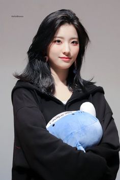 Huh Jennifer, Entp T, Saerom Fromis, Lee Saerom, Middle Hair, Cute Images For Dp, Cute Haircuts, Cute Hairstyles For Medium Hair, Cute Hairstyles For Short Hair