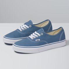 Listed in men's unisex sizes. vans classic colors in authentic style Outfits Con Vans, Vans Authentic Navy, Vans Azul, Estilo Vans, Tennis Vans, Vans Authentic Shoes, Tenis Vans, Vans Original, Tokyo Street Fashion