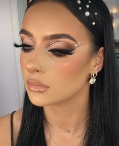 Make Up With Stones And Glitter, Makeup With Zircons, Eye Looks With Rhinestones, White Eye Makeup Looks, Eye Makeup With Pearls, Makeup Looks With Rhinestones, Prom Glam Makeup, Extra Makeup Looks, Makeup Ideas Full Face