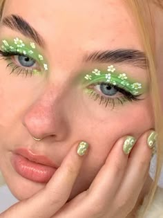 Hslot Makeup, Artistic Eyeshadow, Makeup Verde, Color Eyeliner Makeup, Hippie Makeup, Eyeshadow Designs, Eye Makeup Images, Vibrant Makeup, Makeup Drawing