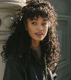 Idées de franges : une frange sur cheveux bouclés Curly Fringe, Super Easy Hairstyles, Curly Bangs, Visually Pleasing, Face Reference, Hair Reference, Grunge Hair, Curly Girl, Natural Curls