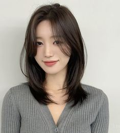 Korean Mid Length Haircut, Oval Layered Haircut Medium, Front Bangs With Medium Hair, Oval Layered Haircut, Korean Hairstyle Medium, Hair Arrange