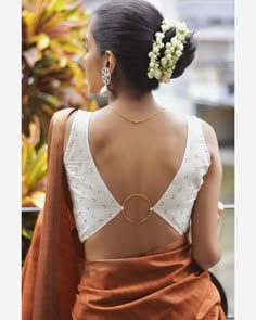 Como Fazer Short, Sleeveless Blouse Designs, Outfit Elegantes, Inspirational Content, Backless Blouse Designs, Lehenga Blouse Designs, Fashionable Saree Blouse Designs, Blouse Design Images, Blouse Back