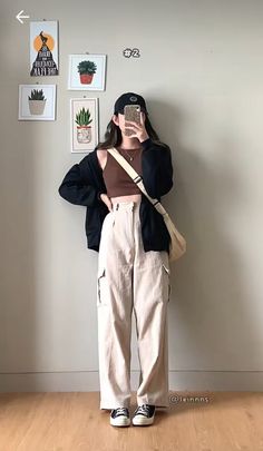 Beige Coordinates Outfit, Coffee Date Outfit Casual, Cargo Pants Cold Weather Outfit, Brown Outfit Inspo Aesthetic, Collage Girl Outfits, Cute Outfits With Khaki Pants, Outfit For College Girl, Beige Combination Outfit, Simple Neutral Outfits