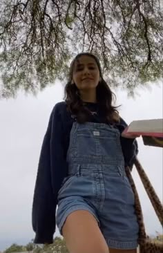 Shaker 65 Outfit, 90s Spring Outfits Aesthetic, Overalls In Fall, Denim Shortalls Outfit, Overall Shorts Outfit Fall, Girl Next Door Aesthetic Outfit, Vintage Overalls Outfits, Dungarees Outfit Aesthetic, Spring Outfits Shorts