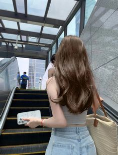 Douyin Hairstyle Elegant, Dark Brown Hair With Lowlights, Rich Girl Hair, Brown Hair Makeup, Brown Hair With Lowlights, Light Auburn Hair, Hair With Lowlights, Korean Hair Color, Chocolate Brown Hair