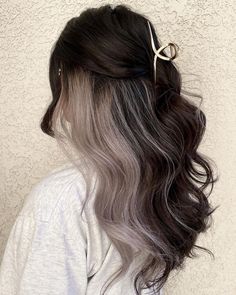 Dark Brown Hair With Ash Blonde Peekaboos, Cute Colors To Dye Your Hair Natural, Two Tone Brown Hair, Hair Color Ideas For Curly Hair, Purple Peekaboo Hair, Peekaboo Hair Colors, Split Dye