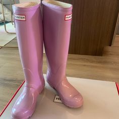 Purchased In London A Few Years Ago, Only Worn A Few Times. Sweet Lilac Color! Small Scuffings To Top Of R Foot, Light Discoloration Of Top Of L Foot (Hard To Picture, Minor). Hope They Go To A Wonderful Home! Hunter Rain Boots, Hunter Shoes, Women Hunters, Lilac Color, Winter Rain, Rain Boots, Pink Purple, In London, Lilac