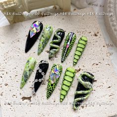 Medusa Nail Art, Reptile Nails, Blue Diamond Nails, Medusa Nails, Turquoise Acrylic Nails, Snake Nails, Snake Skin Nails, Em Nails, Stilleto Nails Designs