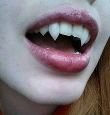 Fangs DIY Using Fake Nails Truk Ford, Halloween Decor Diy, Vampire Makeup, Vampire Fangs, Vampire Teeth, Vampire Costume, Vampire Academy, Vampire Knight, Halloween Make