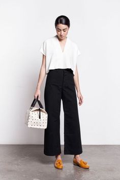 Fall Inspired Outfits for Warm Weather | Meganlarussa Jesse Kamm Sailor Pant, Street Mode, Minimalist Moda, Black And White Outfit, Style Casual Chic, Mode Kimono, Sailor Pants, Beige Outfit, Black Cropped Pants