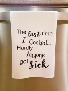 a kitchen towel hanging on the door of a refrigerator that says, the last time i cooked hardly anyone got sick