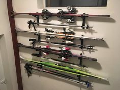 there are many skis hanging on the wall