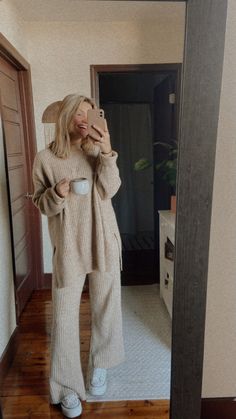 Matching set 
Cozy fit 
Fall outfit 
Neutral 
Aesthetic 
Coffee cup Ribbed Sweater Outfit, Knit Set Outfit, Ribbed Sweaters, Outfits Lazy, Post Partum Outfits, Vintage Ideas, Matching Sets Outfit, Pregnancy Outfits