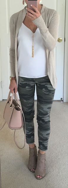 Camo Jeans Outfit, Colored Jeans Outfits, Neutral Cardigan, Looks Jeans, Camo Jeans, Cardigan White, White Cami, Outfit Jeans, Camo Pants