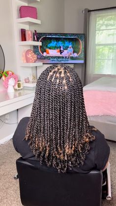 @hair.glowww on Instagram: "Two strand juicy twists all done with client’s natural hair💓 #hairglowww #twists #twostrandtwists #juicytwists #naturalhairstyles #summerhairstyle #kinkytwists #naturalhair #kink" Kinking Braids Hair Styles Twist, Kinking Braids Hair Styles, Senglanese Twists, Kinking Hair Styles, Juicy Twists, 2 Strand Twist Styles, Twists Hairstyles, Small Twist, Short Twists