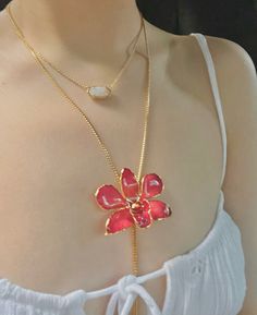 layered gold necklaces, kendra scott, orchid flower necklace, spring , summer, gold jewelry inspo, flower jewelry Necklaces Kendra Scott, Layered Gold Necklaces, Orchid Jewelry, Sweet Jewelry, Gold Jewelry Stores, Bead Embroidery Patterns, Necklace Display, Expensive Jewelry