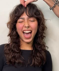 Haircut Wolfcut Medium, Curly Shag Medium Length, Woman Mullet Long, Shag Hairstyles Medium Wavy, Shag Wavy Haircut, Curly 70s Shag, Long Curly Mullet Hairstyle Women, Shaggy Curly Haircut, Boho Shag Haircut