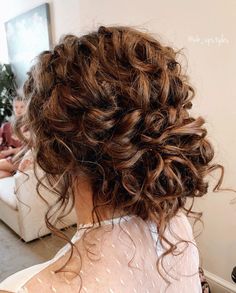 Curly Hair Updo Wedding, Bridal Upstyles, Elegant Bridal Hairstyles, Curly Wedding Updo, Romantic Bun, Naturally Curly Hair Updo, Curly Hair Up, Hairstyles For Fine Hair