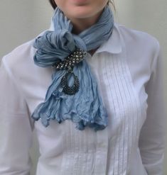 Mode Crochet, Design Moda, How To Wear A Scarf, Stylish Scarves, Scarf Women Fashion, Looks Chic, Fashion Over 50