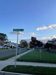 a street sign on the corner of millwood drive and hillwood avenue in front of houses