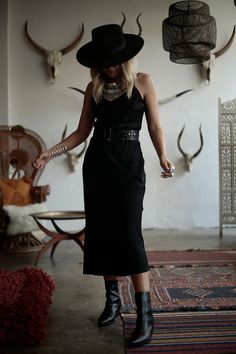 Black Tan Outfit, Modern Western Photoshoot, Bottle Rock Napa Outfit, Gothic Western Fashion, Western Alternative Outfits, Alternative Western Fashion, Rocker Chic Outfit Edgy Style, Desert Chic Outfit, All Black Cowgirl Outfit