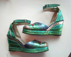 Be still my heart!!  1970s platform shoes de Havilland Glam Rock metallic by edgertor, $365.99 1970s Platforms, 70s Glam Rock, 70's Party, Glam Rock Style, Glitter Ball, Snake Skin Shoes