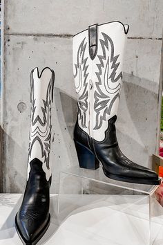 Cowgirl Core, Fly Boots, White Cowboy Boots, Cowboy Shoes, Nashville Outfits, Chic Heels, Old Shoes, Western Chic, Cute Boots