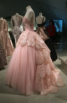 Nature Textiles, Dior Art, Prom Dress With Lace, Ball Gown Prom Dress, Fashion Dream Job, Dior Fashion, Vintage Gowns, Gown Prom, Pretty Clothes