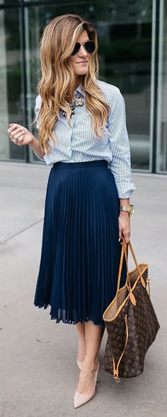 ✅FASHION WORK : #RompeLaRegla: FALDA MIDI/ mujeres de ESTATURA BAJA Business Meeting Outfit, Pleated Outfit, Meeting Outfit, Chique Outfit, Look Office, Office Casual Outfit, Office Outfit, Elegant Casual