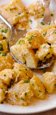 Creamy garlic potatoes on a white plate Dinner Sides Potato, Creamy Oven Potatoes, Recipes With New Potatoes, Easy Garlic Potatoes, Garlic Cream Potatoes, Garlic Patotoes, Russet Potato Recipes Stove Top, Creamy Garlic Potatoes In Oven, Creamy Diced Potatoes