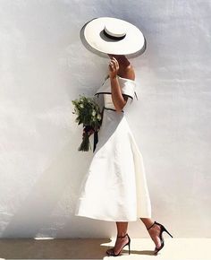 Fotos: Los vestidos de novia más bonitos de Instagram | Mujer Hoy Race Wear, Races Fashion, Resort Fashion, Elegant Hats, Vestidos Vintage, Vintage Bridal, Outfits With Hats, Fashion Colours, Hat Fashion