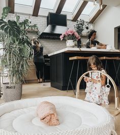 Busy weekend?  Meal prep, laundry, spring cleaning? Sometimes you just need a safe place to set baby down.  Our round play mat is just the place.


#finnandemma #organic #babyregistry Weekend Meal Prep, Peach Orchard, Macrame Boho