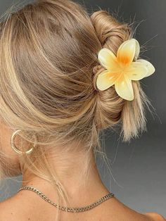 Essa piranha de flor é a tendência para esse verão  #piranhadeflor #flores #verao #2025 #shoppe #flowerclip #hair #aesthetic #tendencia #verao2024 #verao2025 #flowers Creative Haircuts, Preppy Hairstyles, Stunning Hairstyles, Pool Hairstyles, Effortless Hairstyles, Favorite Hairstyles, Floral Hair, Flower Hair Clips, Hair Claws & Clips