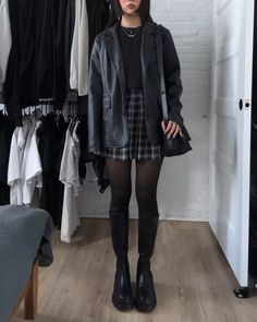 Grunge Style 2023, Interesting All Black Outfits, All Black Outfit For Salon, Prep Grunge Outfits, Edgy Cool Girl Style, Indie Film Aesthetic Outfits, Comfy Goth Outfits Grunge, Alt First Date Outfit, Nice Black Outfits