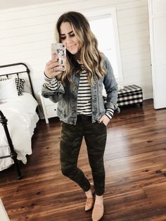 Light Camo Pants Outfit, Camoflauge Pants Outfits, Camo Outfit Ideas, Style Camo Pants, Black Camo Pants, Classic Chic Outfits, Sneakers Outfit Work, Camo Pants Outfit, Camel Coat Outfit