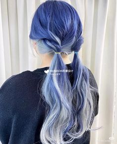 White Hair With Blue Underneath, Blue To White Hair, White And Blue Hair Aesthetic, Blue And White Hair Aesthetic, Blue Hair With Light Blue Highlights, Blue Hair Blonde Highlights, Light And Dark Blue Hair, Korean Dyed Hair, Blue And Silver Hair