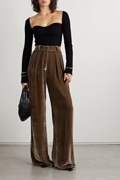 Velvet Pants Outfit Party, Black Velvet Pants Outfit, Brown Wide Leg Pants Outfit, Velvet Leggings Outfit, Angle Foto, Velvet Pants Outfit, Finance Bro, Styling Clothes, Pants Outfit Ideas