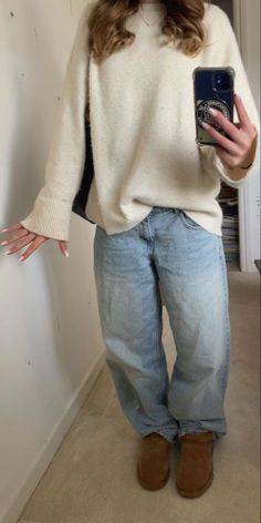 Fall Winter Outfits College, Cream Knitted Sweater Outfit, Cute Fall Outfits Uggs, Jeans And Knitted Sweater Outfit, Basic Outfits For Fall, Fall Outfits Aesthetic Rory Gilmore, Thrifted Sweater Outfit, Autumn Sweater Outfit, Autumn Inspo Outfit