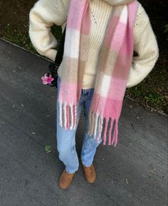 Cute Scarfs Winter, Scarves Outfits Winter, Colorful Fall Aesthetic, Chunky Scarf Outfit Aesthetic, Big Scarf Outfit Chunky Scarves, Scarfs Aestethic, Big Scarf Aesthetic, Fluffy Scarf Outfit, Scarf Aesthetic Outfit