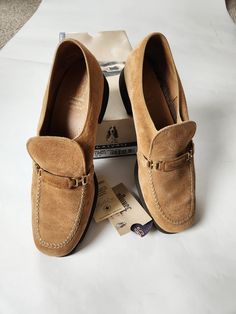 Decent vintage condition. Had one small chunk missing from front sole, see photo  Vintage, Size 9 1/2 mens Hush Puppies Tan brown color Measures 11" insole 4" Ball of foot 1" heel Suede leather Mens Loafers, Photo Vintage, Tan Suede, Hush Puppies, Kingston, Hush Hush, Slip Ons, Tan Brown, Loafer Shoes