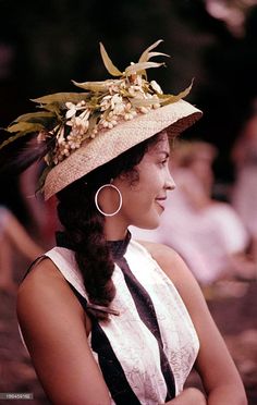 Portrait d'une femme tahitienne, photo Jack Garofalo, 1959. Tonga Aesthetic, Jack Garofalo, Guava Island, Hawaiian Hats, Polynesian Islands, Hawaii Style