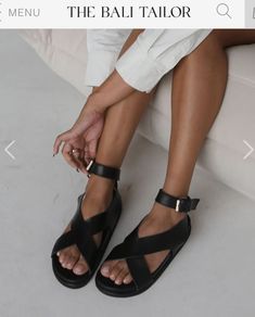 Beautiful Sandals, Womens Sandals Summer, Mode Casual, Sandals Summer, Resort Wear, Sock Shoes, Minimalist Fashion, Black Sandals, New Shoes