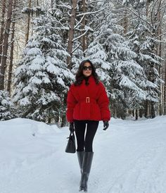 Red Jacket Outfit, Winter Travel Outfit, Classy Winter Outfits, Winter Fashion Outfits Casual, Snow Outfit, Cold Weather Outfits, Red Coat, Looks Chic