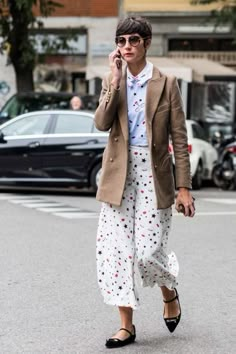 David Bowie Fashion, Skirt Diy, Walking Down The Street, Cropped Wide Leg Pants, Minimalist Capsule Wardrobe, Fashion Glamour, Skirt Mini, Cool Street Fashion