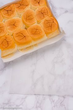 These easy burger sliders recipes uses Hawaiian rolls and baked in the oven! Use this trick when making them to make it easy! #easy #burgers #slidersrecipe #hawaiianrolls Burgers In The Oven