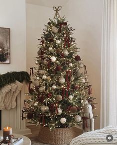 Vintage Christmas Decor Ideas, Classic Christmas Decor, Old Fashion Christmas Tree, Vintage Christmas Decor, Traditional Christmas Decorations, Creative Christmas Trees