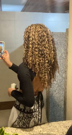 Honey Blonde 4b Hair, Honey Blonde Curls Highlights, Blond Highlights Curly Hair, Blonde Highlights On Brown Hair Curly, Blonde Highlights On Dark Hair Curly, Black Curly Hair With Highlights, Honey Blonde Highlights Curly Hair, Honey Brown Curly Hair, Curly Hair Blonde Highlights