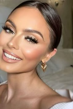 Bronze And Glowy Makeup, Soft Glam Wedding Makeup Brides Hazel Eyes, Champagne Makeup Look Wedding, Soft Wedding Glam Makeup, Brown Glowy Makeup, 2024 Wedding Makeup Trends, Brides Make Up Wedding, Glowy Glam Bridal Makeup, Pageant Makeup For Brunettes Brown Eyes