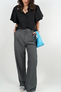 Pantalon de tailleur gris à rayures blanches Doux et agréable Il dipose de deux vraies poches sur les côtés Le mannequin mesure 1,64cm et porte du S Lavage à 30° 63% Polyester 33% Rayon 4% Elasthanne Grey Striped Pants Outfit, Striped Pants Outfit, Sports Party Outfit, Unique Sewing Patterns, Sewing Design, Cardigan Top, Tailored Pants